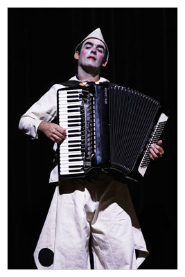 �Tres Sombreros de Copa�/ �Three Top Hats�. A circus opera based in Miguel Mihura�s 1932 theater play �Tres Sombreros de Copa�